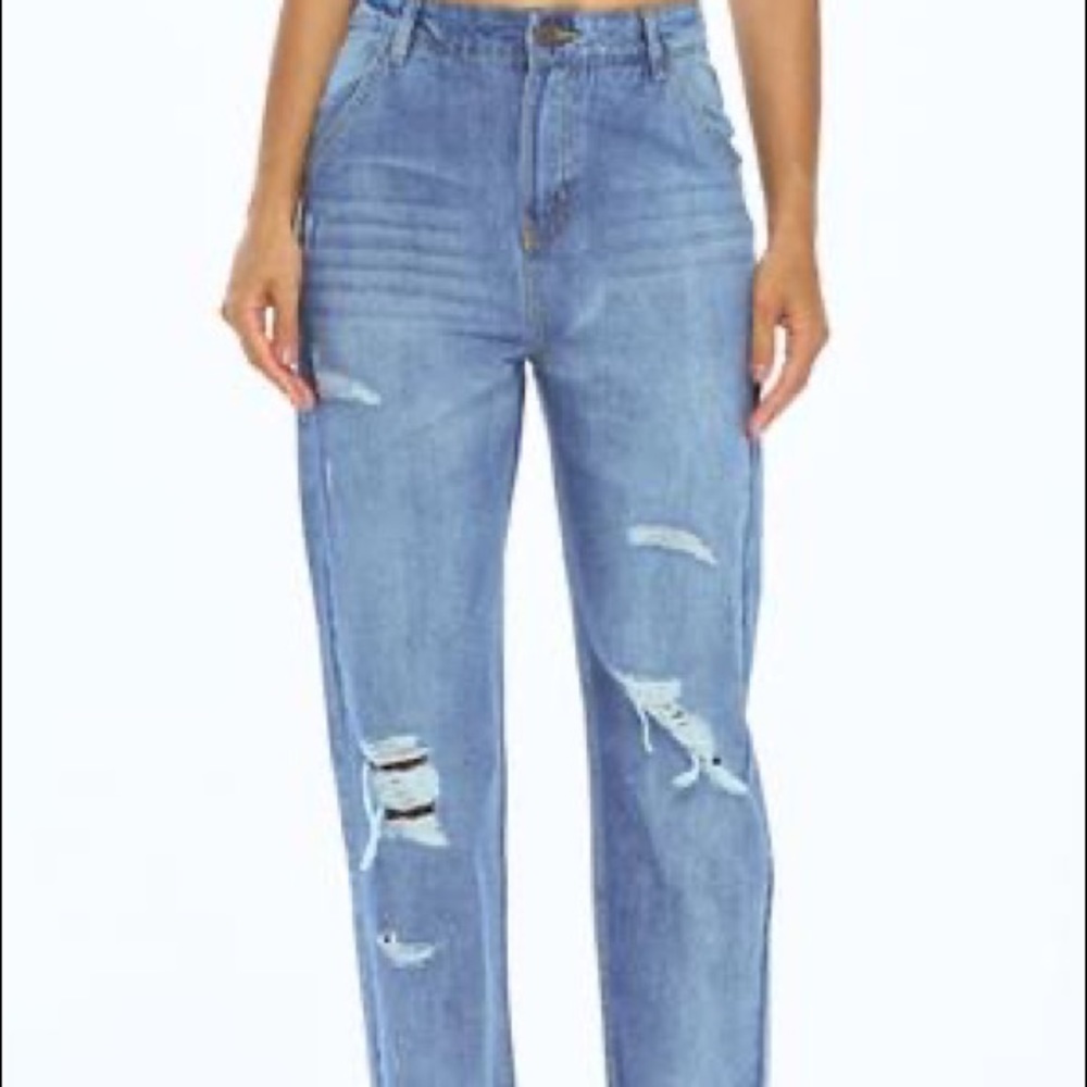 HIGH RISE FRAYED HEM MOM JEANS
